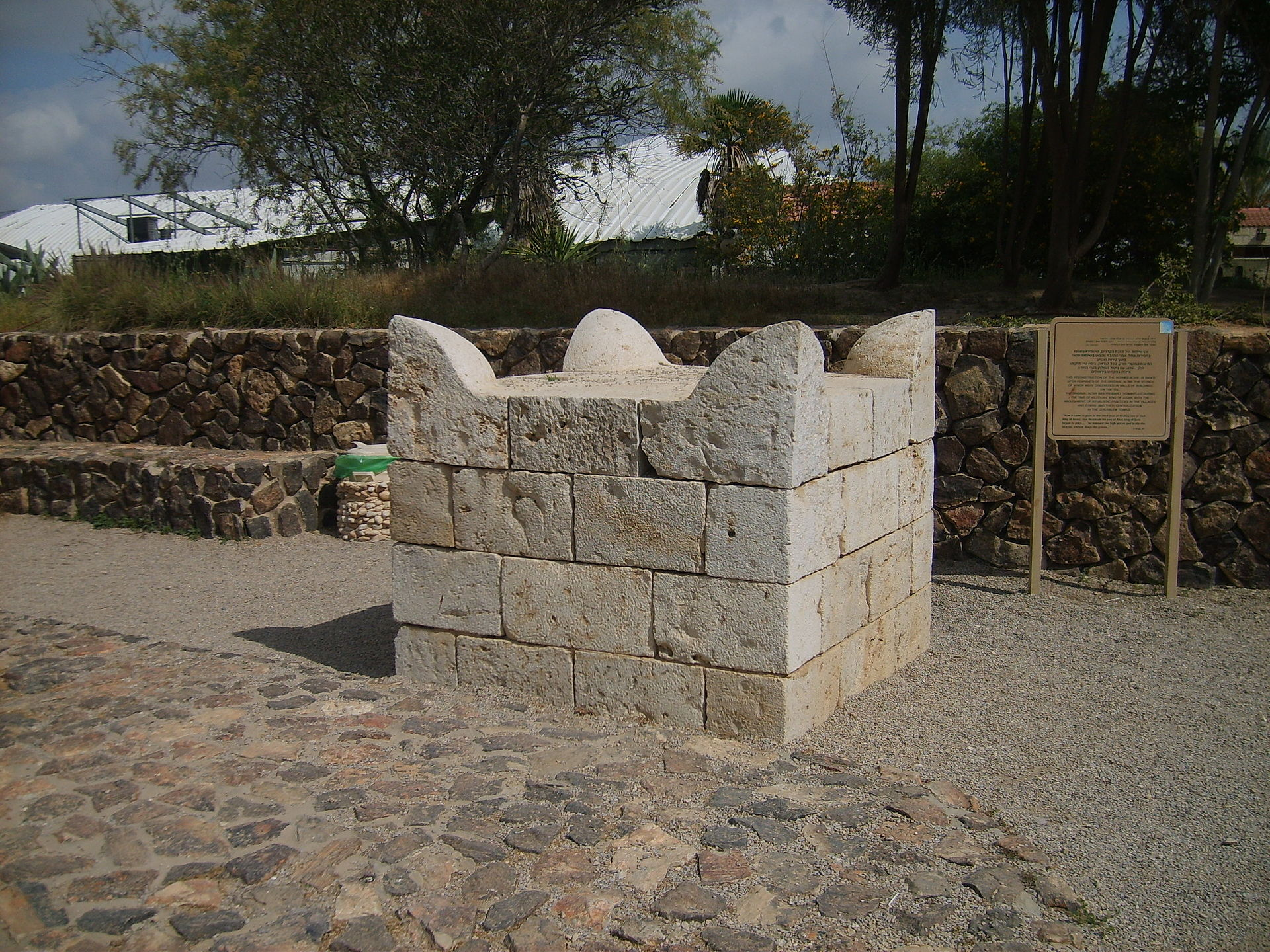 It's a big-ass stone altar, with curved horn-type ends on the corners!