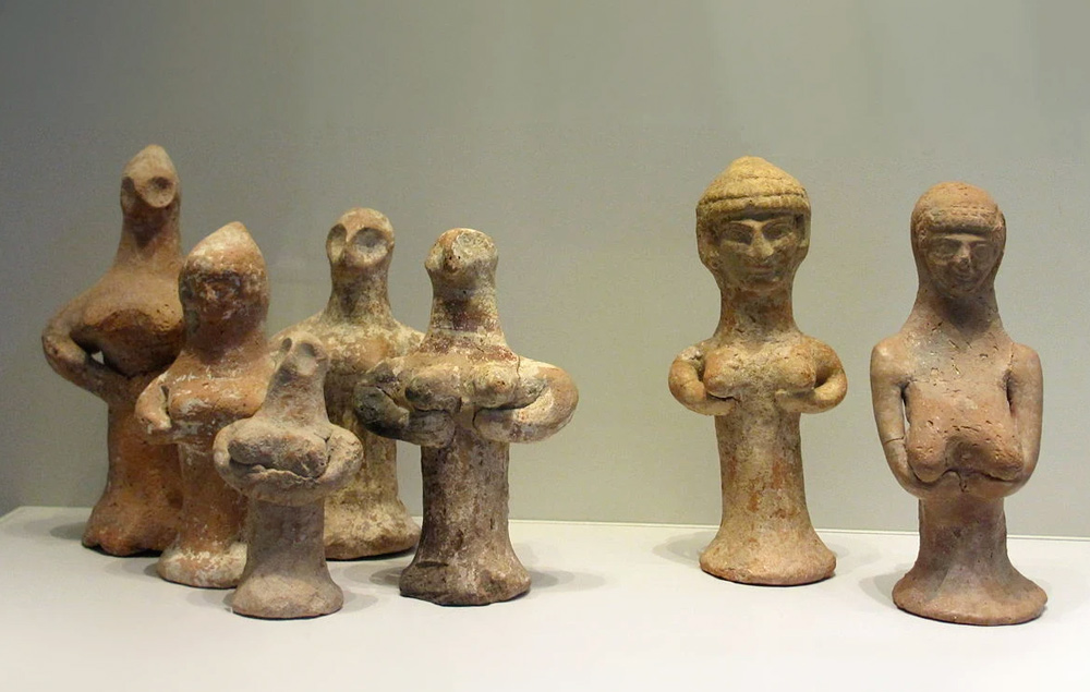 clay figurines with breasts